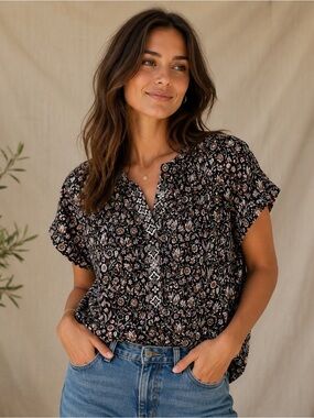 XiRENA Black Floral Short Sleeve V-Neck Blouse